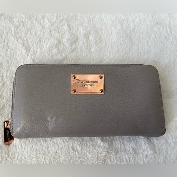 Michael Kors zip around Wallet GUC - Picture 1 of 8